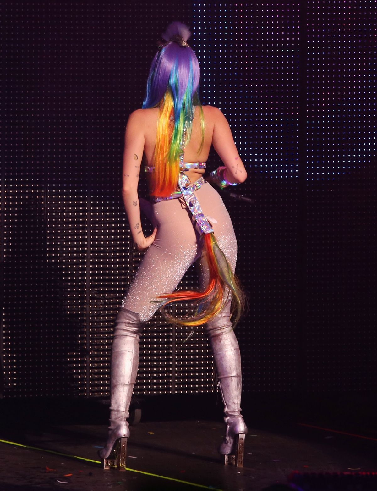 Miley Cyrus en el concierto con disfraz de unicornio