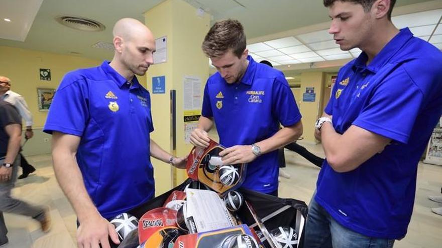 Visita del Herbalife Gran Canaria a niños del Hospital Materno Infantil