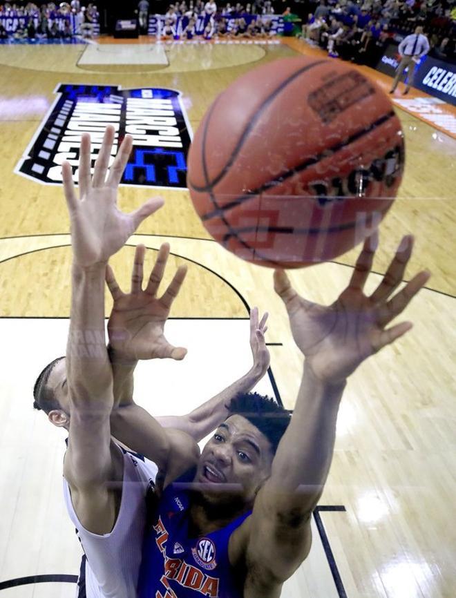 Jalen Hudson # 3 de los Florida Gators intenta un tiro contra Caleb Martin # 10 de la Nevada Wolf Pack en la primera mitad durante la primera ronda del Torneo de Baloncesto Masculino de la NCAA 2019 en el Wells Fargo Arena.