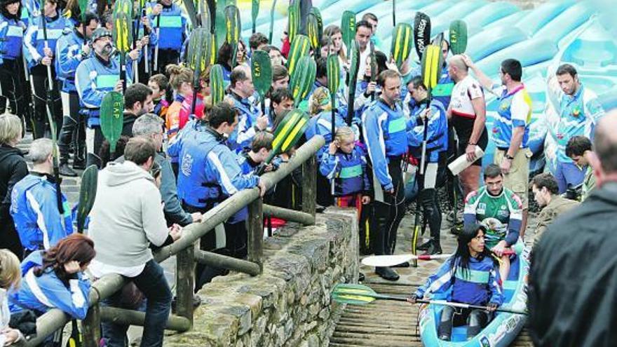 Cristina del Valle y Manuel Busto, en el momento de la salida del III Descenso solidario del Sella.