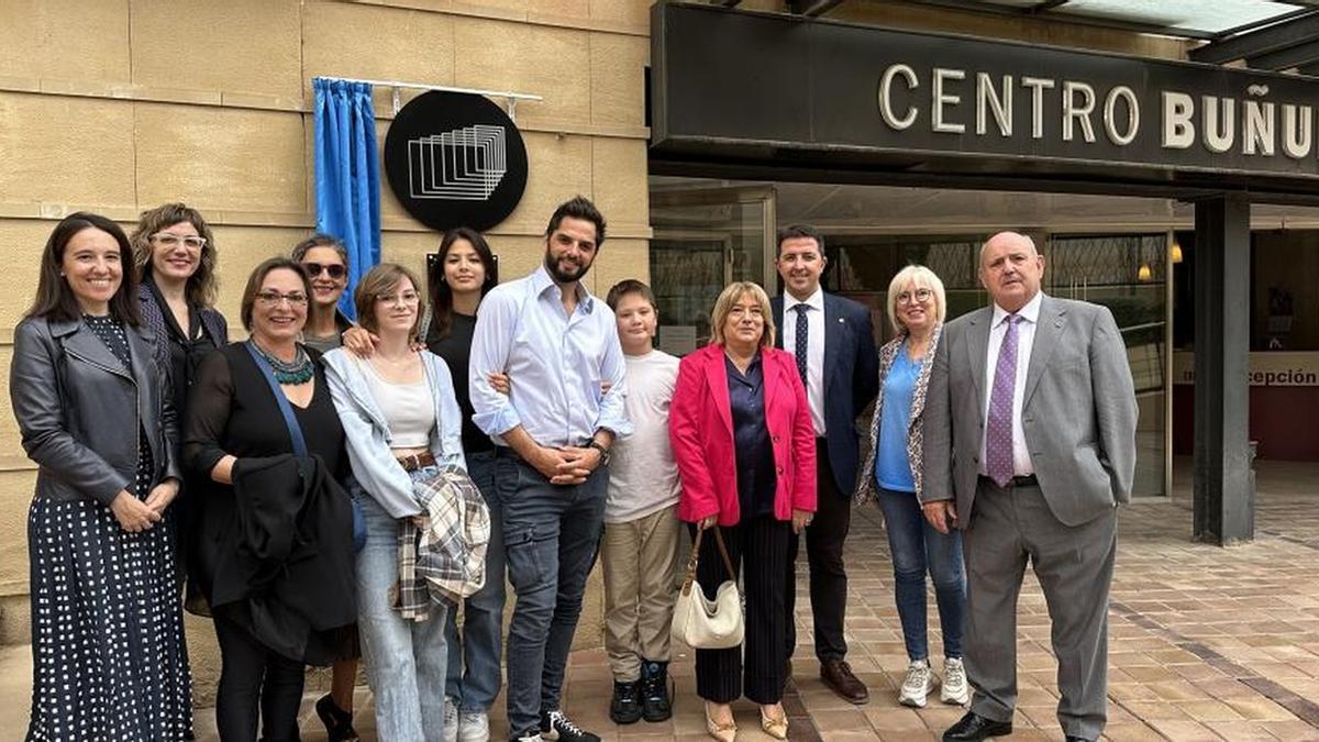 La consejera de Cultura, junto a miembros de la corporación municipal, del Centro Buñuel Calanda y la familia del director Luis Buñuel, en Calanda.