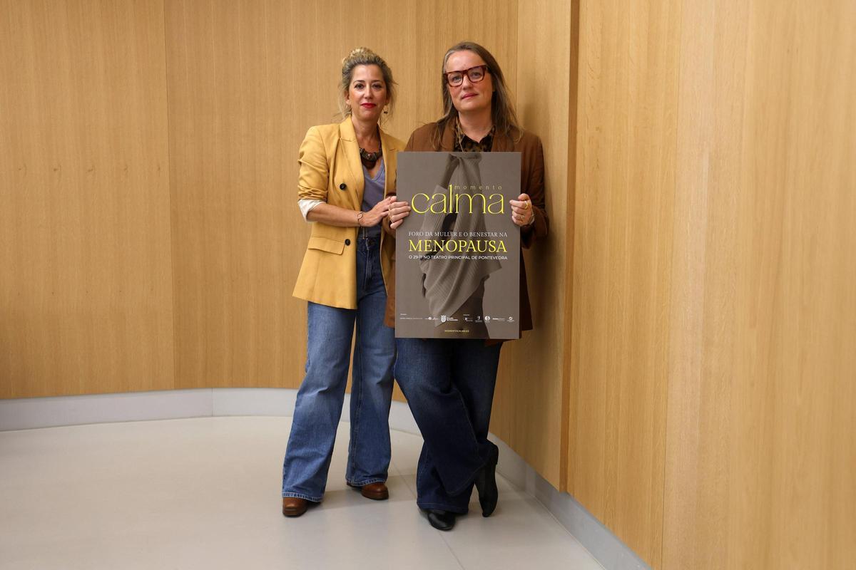 Ángela Patricio y Ana Fernández muestran el cartel del foro.