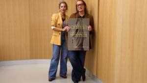 Ángela Patricio y Ana Fernández muestran el cartel del foro.