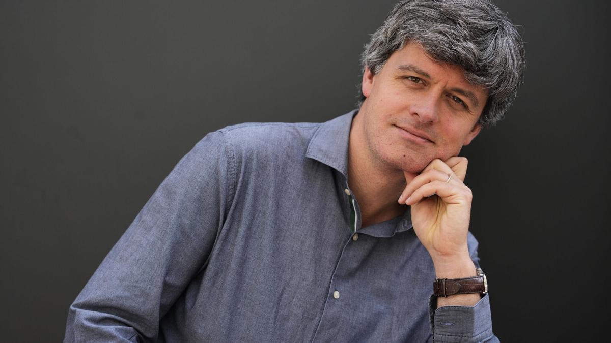El escritor francés Gaspard Koenig presentó en Barcelona, donde ha presentado su nuevo libro 'Humus', una sátira social sobre una sociedad que oscila entre el desastre ecológico y la fractura social, finalista de los premios Goncourt y Renaudot y ganador de los premios Interallié, Transfuge y Jean Giono.