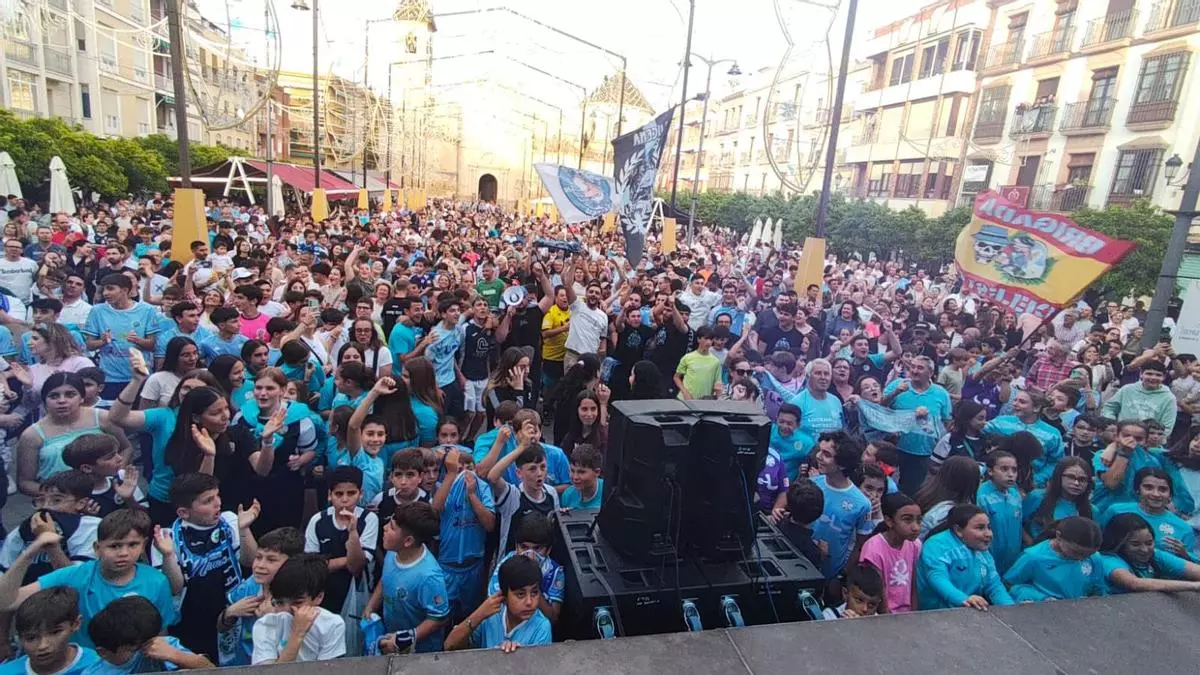 El Ciudad de Lucena prolonga su fiesta: el ascenso se convierte en un clamor que toma la calle