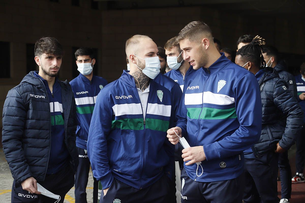 La visita del Córdoba CF al Hospital Reina Sofía en imágenes