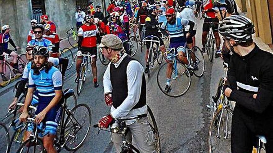 La Retrotrobada Ciclista reuneix corredors amb bicicletes clàssiques