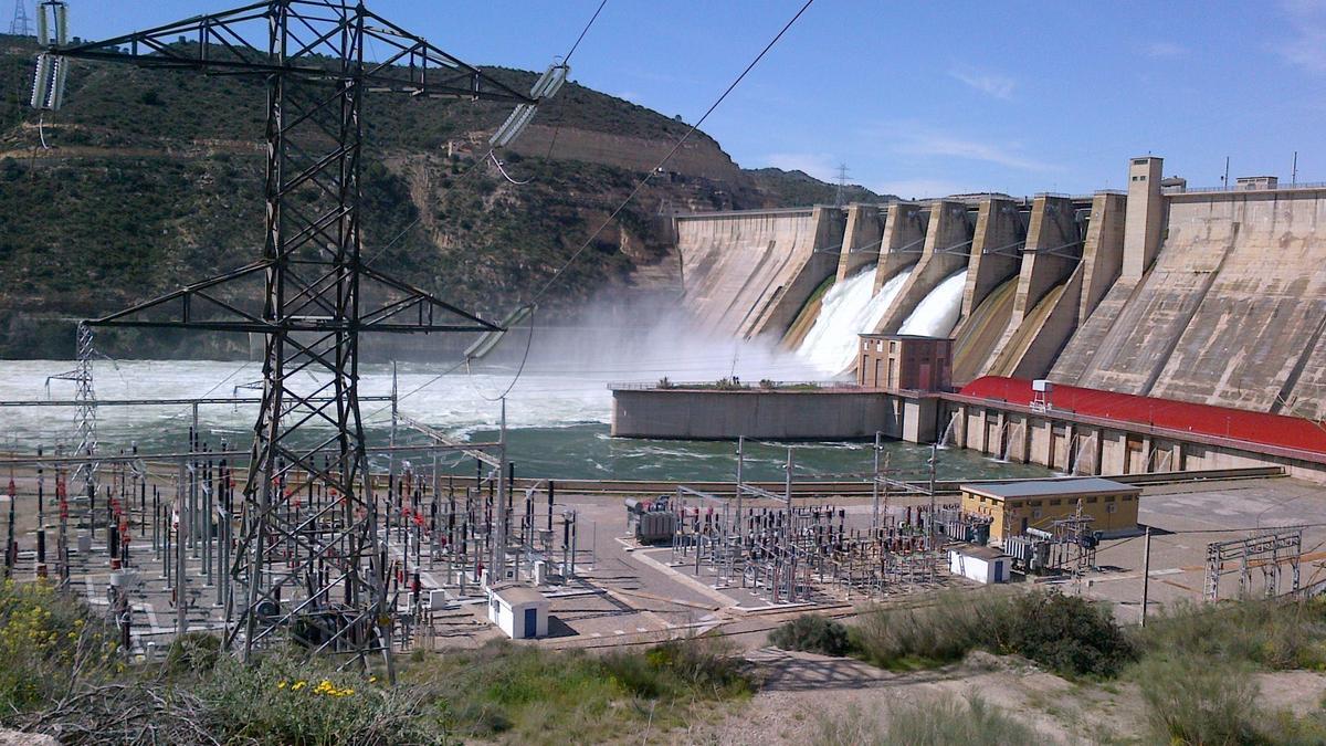 Imagen de archivo de la central hidroeléctrica de Mequinenza, la décima instalación de este tipo más grande de España.