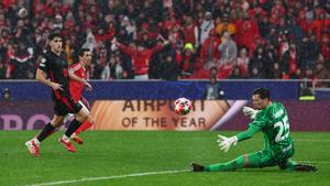 Szczesny desvía con su pie izquierdo el remate de Di Maria, que habría significado el 5-4 del Benfica al Barça.