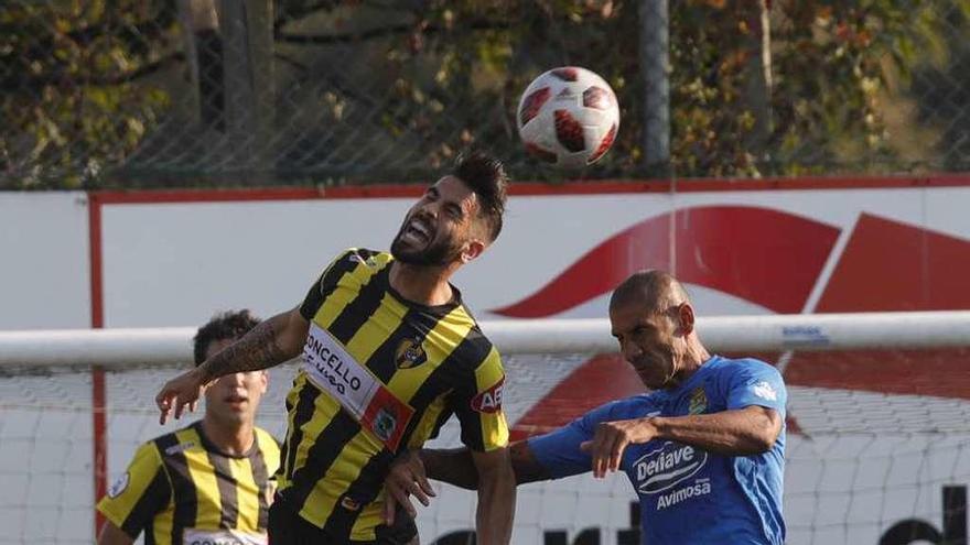 Un jugador del Rápido de Bouzas despeja un balón en un lance del partido de la primera vuelta. // R. Grobas