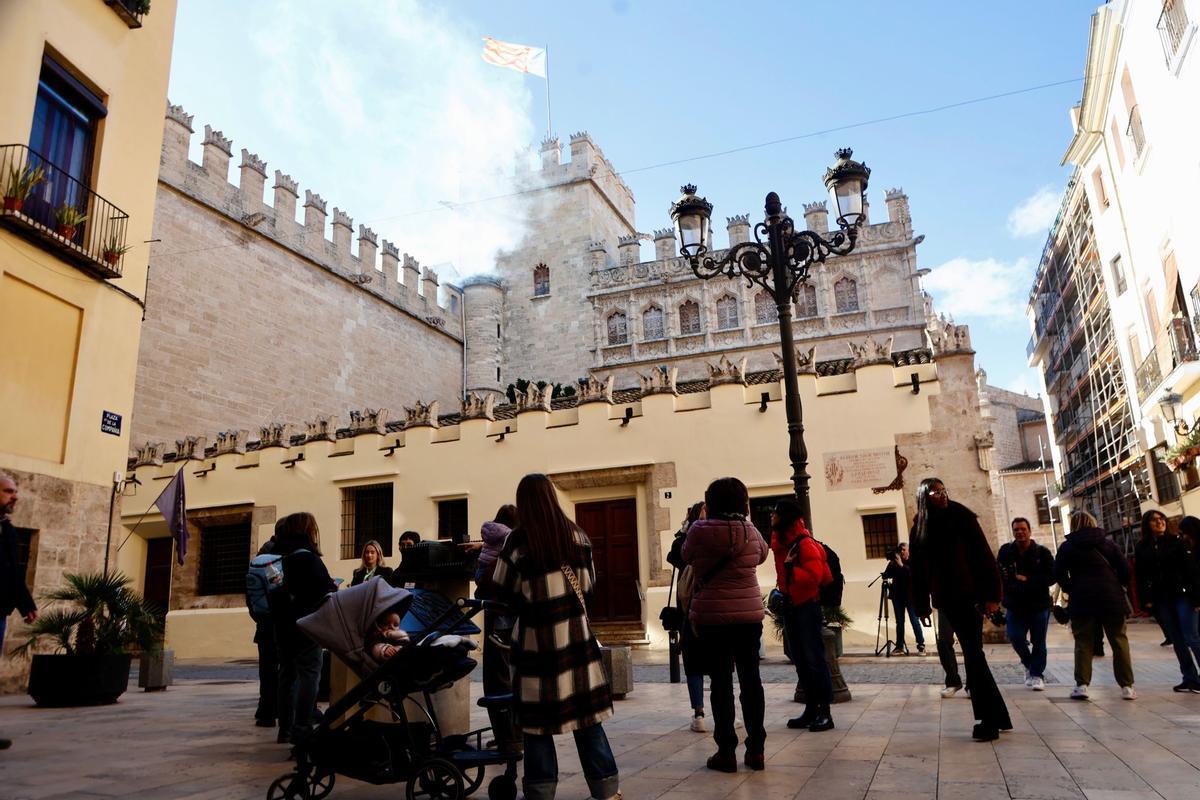 Viandantes y fuerzas de seguridad contemplan el simulacro en la Lonja.