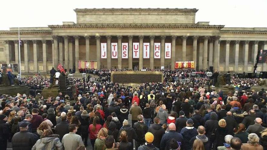 Multitudinaria manifestación ante St Georges Hall en recuerdo a las 96 víctimas de Hillsborough.