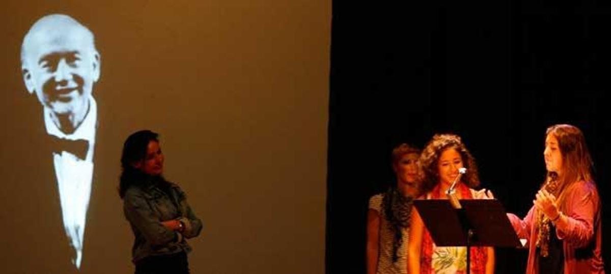 Adolfo Marsillach, en la pantalla, Blanca Marsillach, Mónica Buiza, Silvia Mendoza y Daniela Coco, ayer en Can Ventosa.