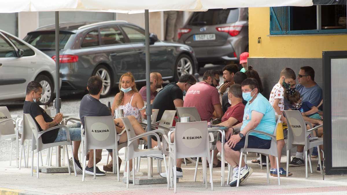 Clientes en la terraza de un bar, en Foz.