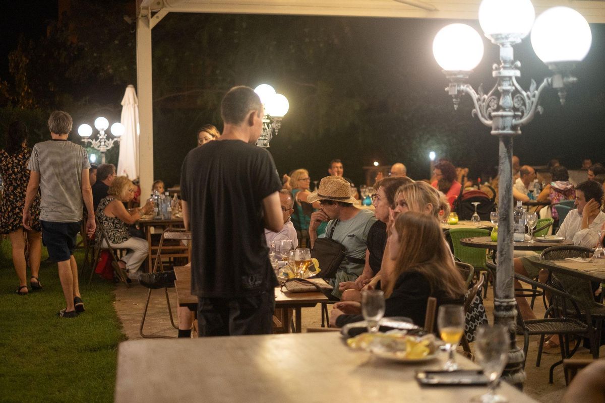 Una nit a la terrassa de Mas Pi