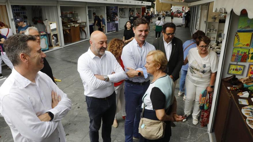 Por la izquierda, Luis Sánchez, Guzmán Pendás, Jorge González y Julio Zapico, visitando los puestos y hablando con la gente.