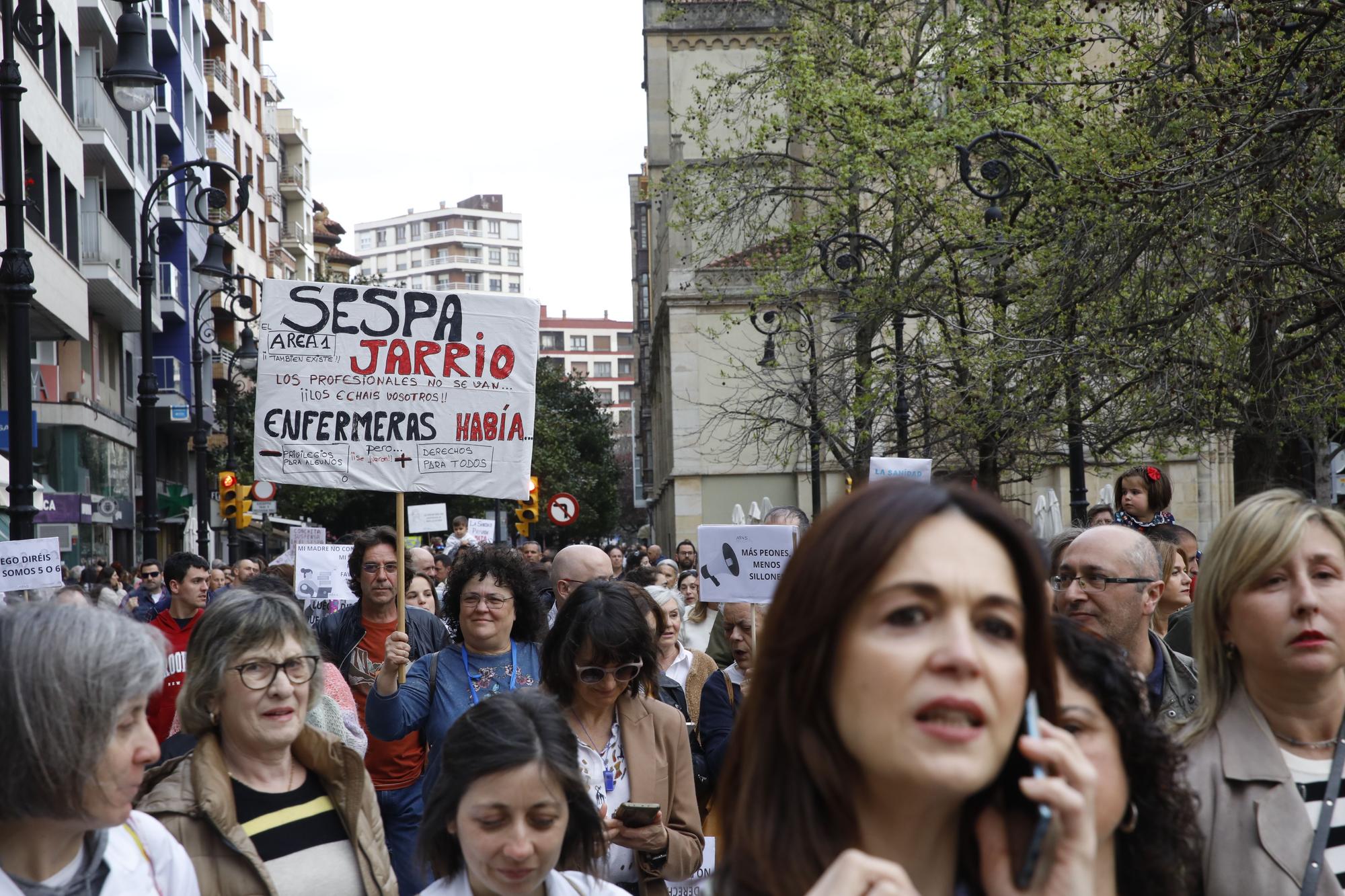 En imágenes: Los sanitarios se manifiestan en Gijón al grito de "no queremos más dinero, queremos mejores condiciones laborales"