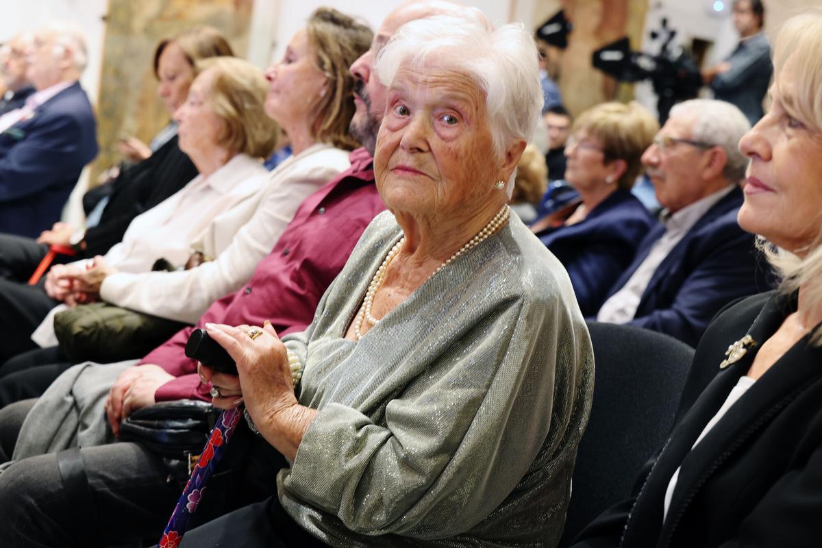 El president de la Generalitat, Salvador Illa, ha mantenido un encuentro en Palau con doce de las más de 3.000 personas centenarias en Cataluña, un récord en la esperanza de vida que, ha afirmado, representa un éxito de las políticas públicas.