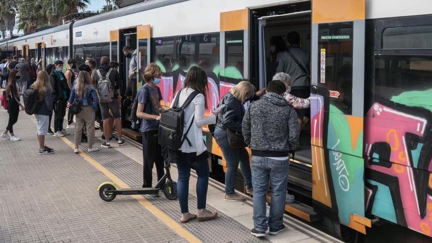 Detenen un home ebri que va irrompre en un tren de Rodalies amb una destral