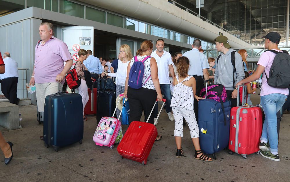 El aeropuerto de la Costa del Sol opera este fin de semana más de 2.000 vuelos que transportan a miles de turistas en el inicio o el fin de sus vacaciones de verano