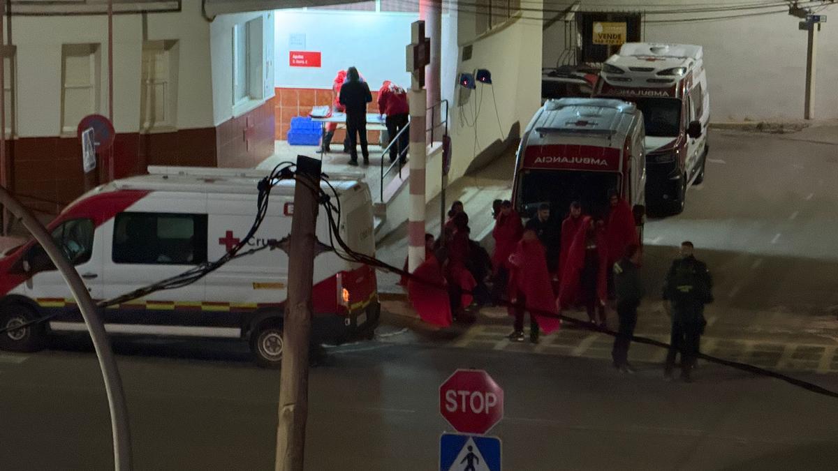 Ocupantes de la patera trasladados a Cruz Roja