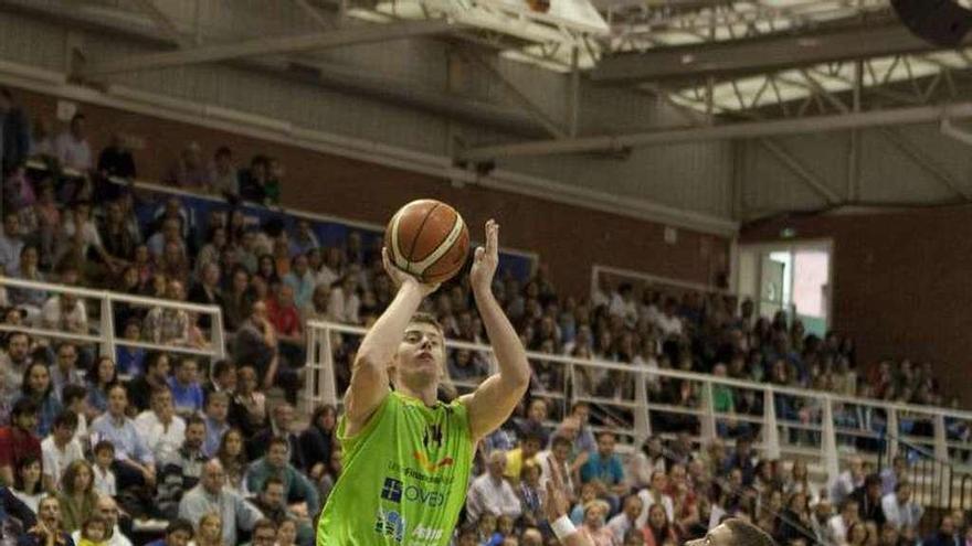 Davis Gesk tira a canasta en el partido ante el Ourense.