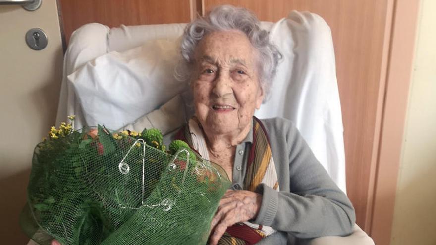Maria Branyas, amb un ram de flors, a la seva habitació de la Residència Santa Maria del Tura, a Olot
