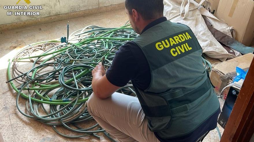 Un agente inspecciona el cableado sustraído