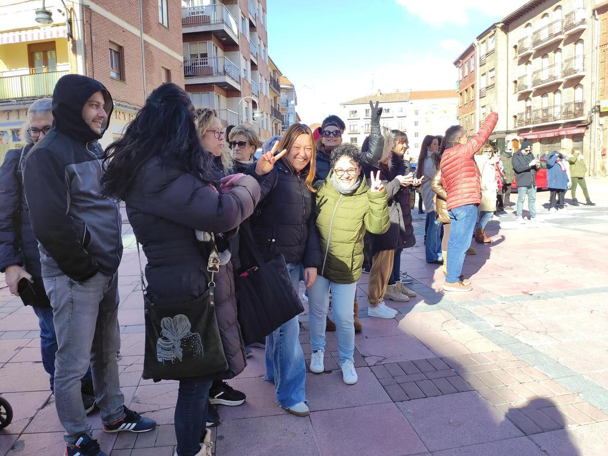 GALERÍA | El colegio Virgen de la Vega de Benavente realiza una gran cadena humana por la paz