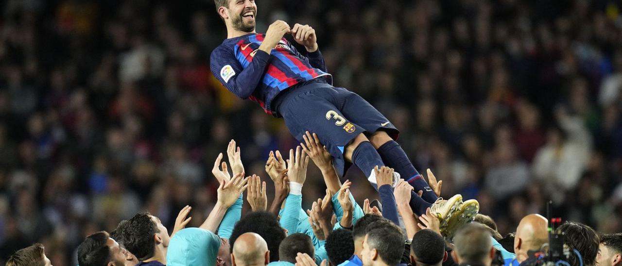 Els jugadors i tècnics del Barça van mantejar Gerard Piqué al final del seu darrer partit al Camp Nou. | EFE/SIU WU