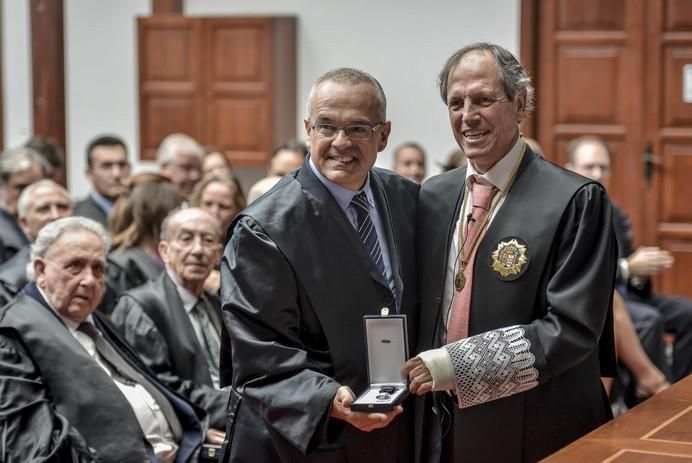 LAS PALMAS DE GRAN CANARIA A 19/05/2017. Acto de entrega de medallas por 50 y 25 años de ejercicio de la profesión en el Colegio de Abogados  de  LPGC, Plaza de San Agustín y entrega de Medalla al Mérito concedida por el Consejo General  al letrado Francisco Mazorra. FOTO: J. PÉREZ CURBELO