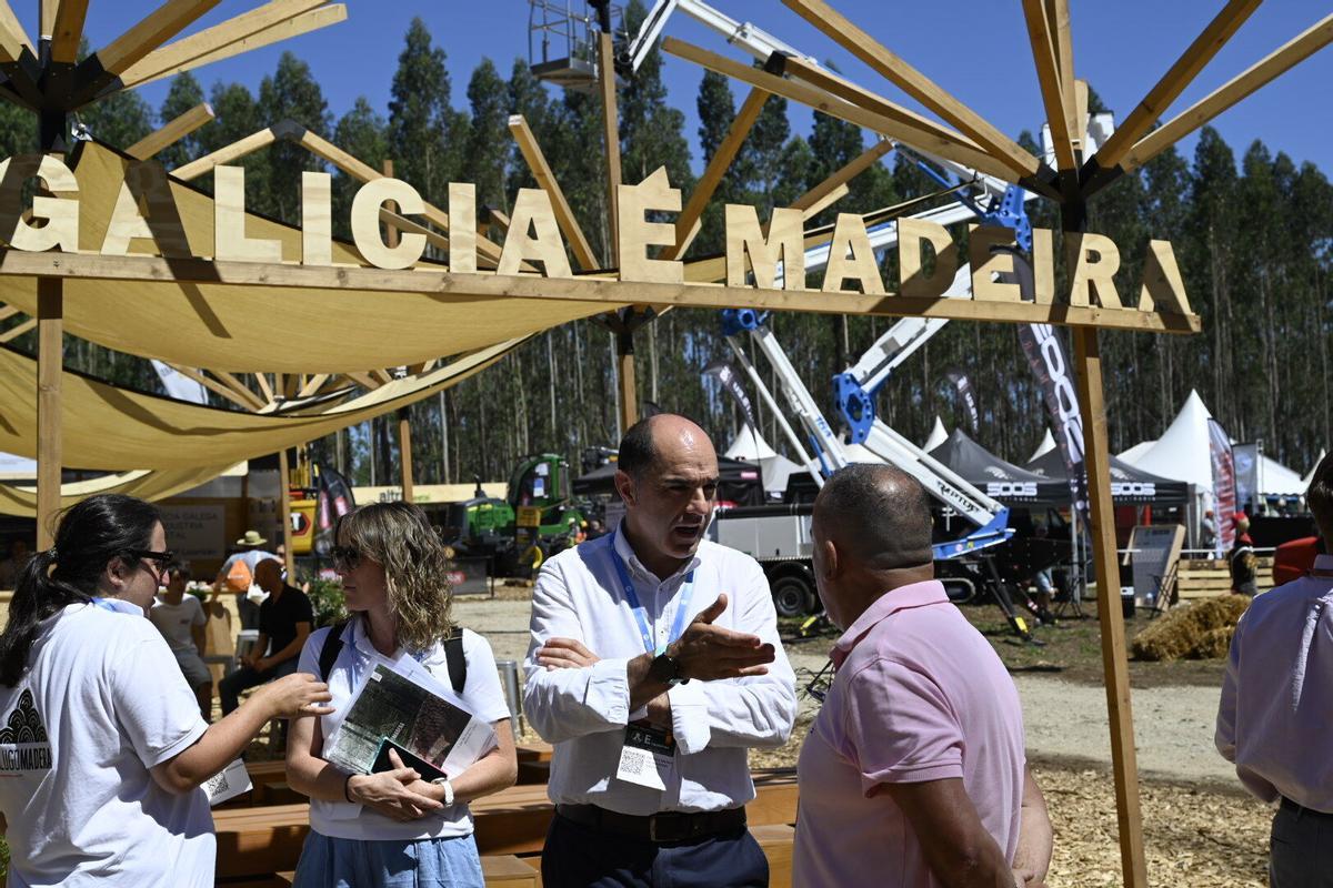 Fernández Ríos visitó el certamen.