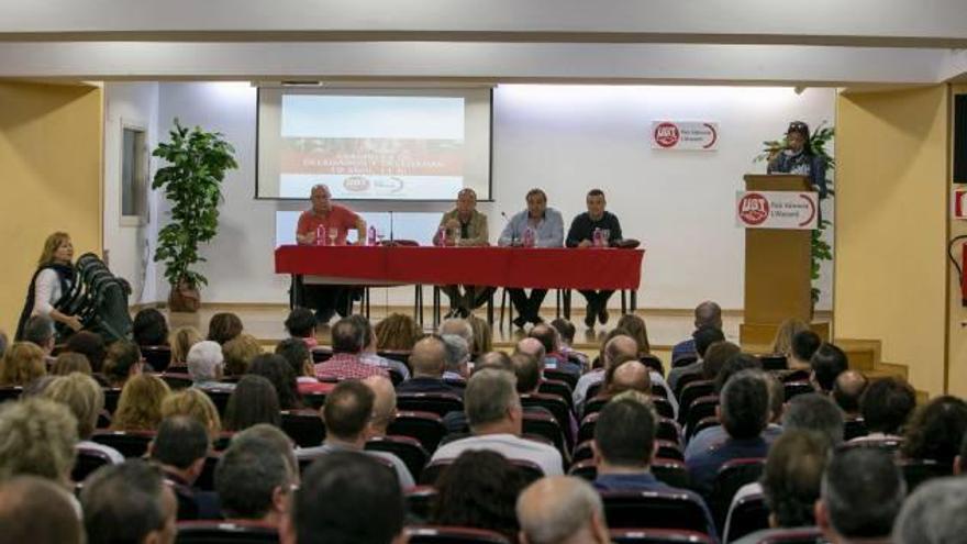 Un momento de la asamblea de ayer en la sede de UGT l&#039;Alacantí-La Marina.