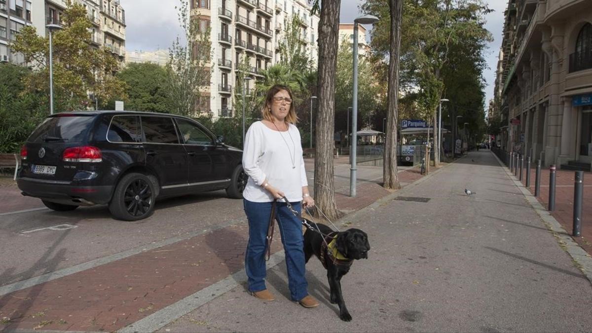 Una invidente en la plataforma única de la avenida Mistral, con paso para peatones y coches.