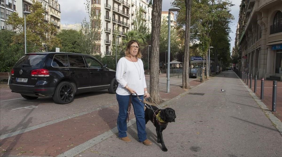 zentauroepp40802616 sociedad persona ciega camina por la avda mistral llegand171110160252 zentauroepp40802616 sociedad persona ciega camina por la avda mistral llegand171110160252