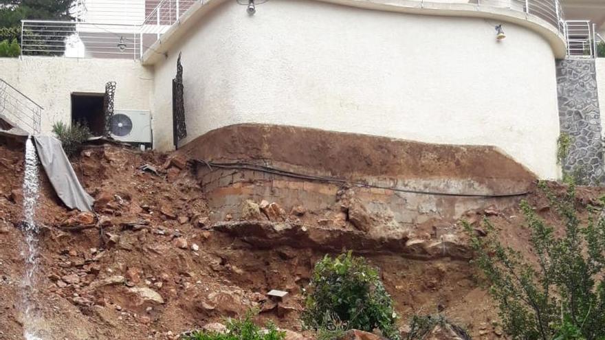 Una piscina queda colgada del vacío por un desprendimiento en Xàbia