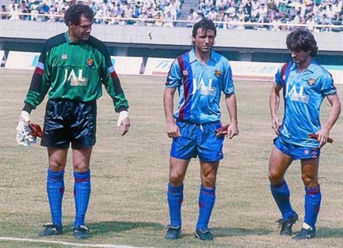 Zubi, Stoichkov y Bakero, en Japon en 1990, con publicidad de JAL.