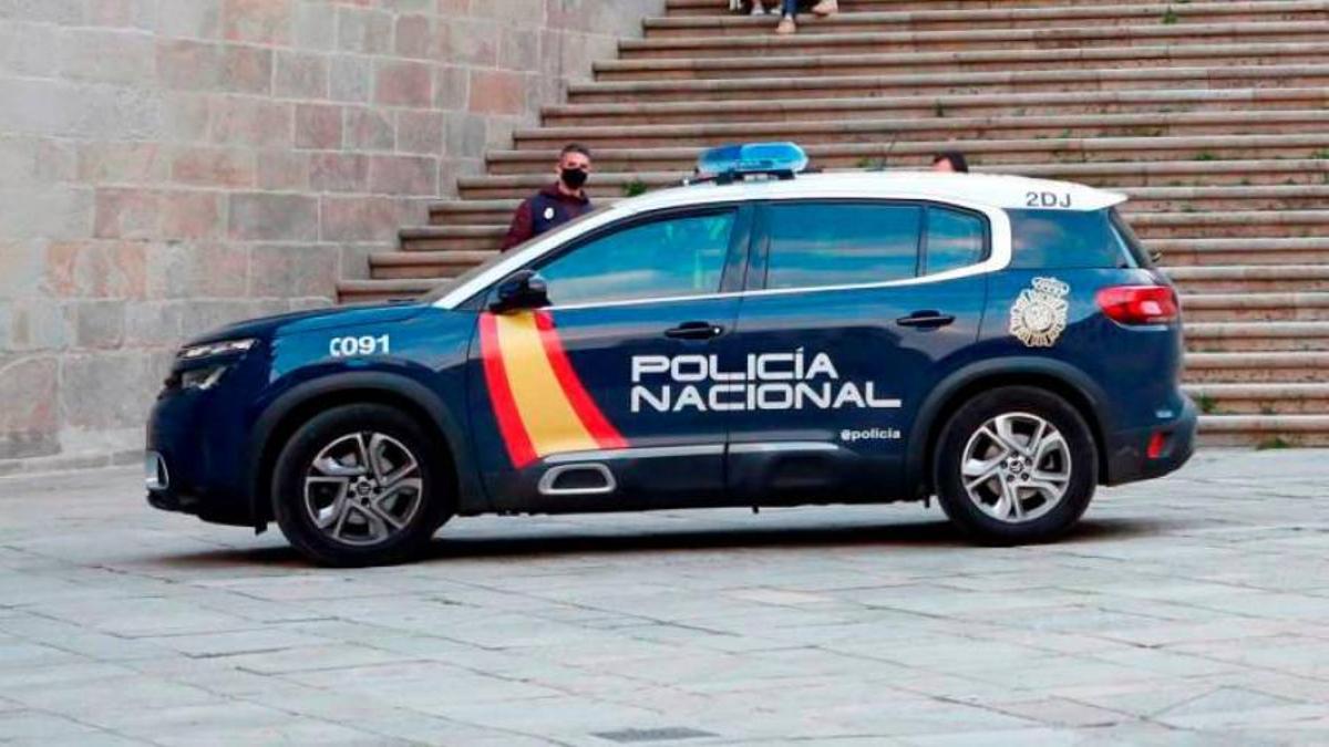 Una dotación de la Policía Nacional patrulla en la zona vieja de Santiago