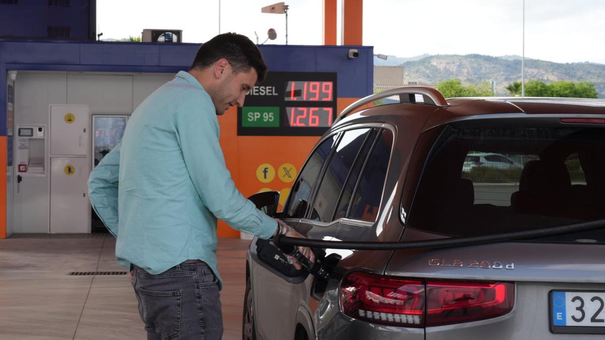 Un conductor llena el depósito en una gasolinera de Castelló.