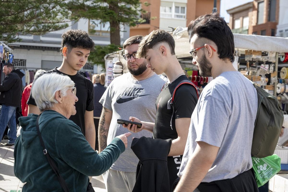 Los estudiantes de FP Básica entrevistan a vecinos y vecinas de Catarroja sobre cuentiones clave sobre emergencias como la dana.