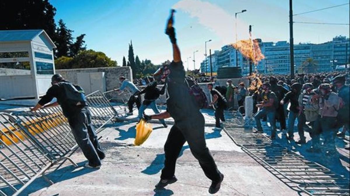 Un activista lanza un coctel molotov al final de la manifestación de Atenas, ayer.