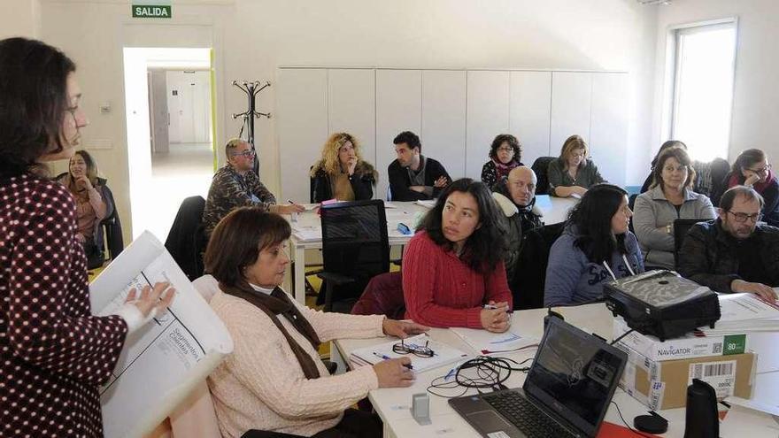 Formación para el taller de empleo  | El alumnado del taller de empleo Rivero Social II participó ayer en el Seminario de la Cultura Emprendedora, que, organizado por la Diputación provincial, se celebró en el vivero de empresas. El edil de Emprego, José Manuel Fernández, acudió a una sesión en la que los participantes adquirieron habilidades sobre análisis de emprendimiento como una vía de inserción laboral, refuerzo de competencias emprendedoras o el fomento del emprendimiento como uno de los factores claves en la economía. La metodología empleada combinó las activas y participativas, mediante la aplicación de dinámicas de grupo, para la identificación de oportunidades emprendedoras.