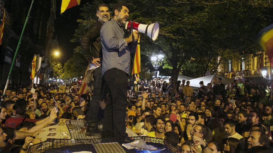 Cuixart i Sánchez, durant la protesta.