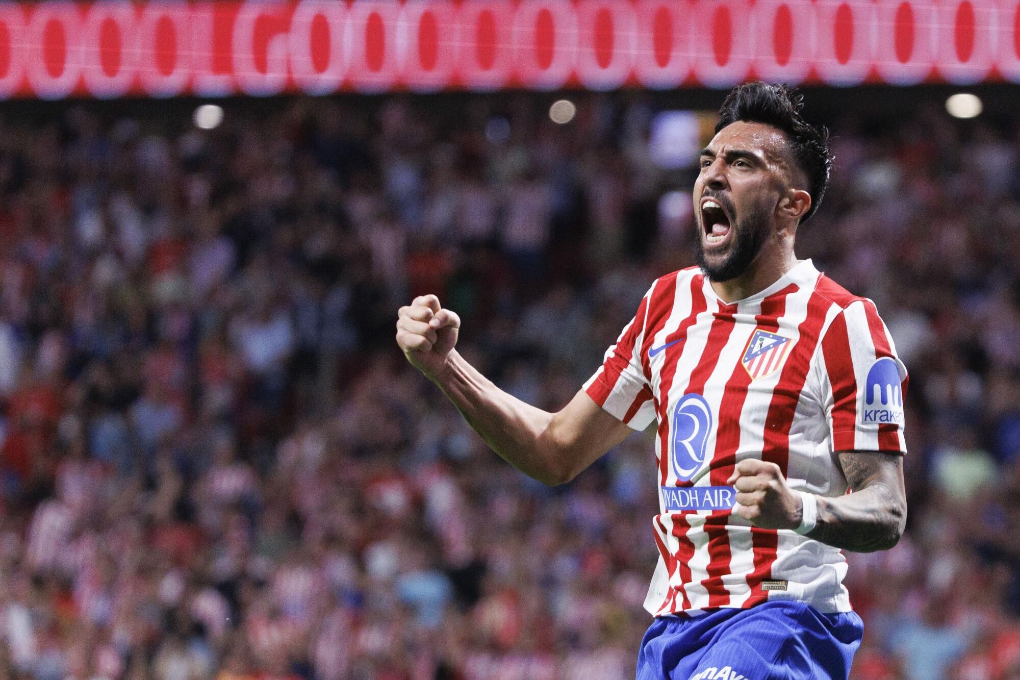 MADRID, 13/09/2025.- El centrocampista argentino del Atlético de Madrid Nico Gozález, celebra su gol contra el Villarreal, durante el partido de la jornada 4 de LaLiga de fútbol que Atlético de Madrid y Villarreal CF disputan este sábado en el estadio Metropolitano. EFE/Sergio Pérez