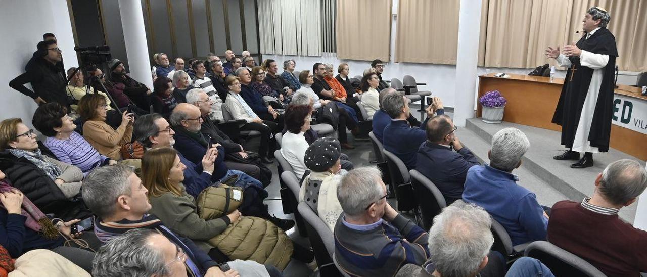 El salón de actos de la UNED en Vila-real registró ayer un lleno total en la charla de un peculiar Bartolomé de las Casas, caracterizado por el presidente de la Diputación, José Martí.