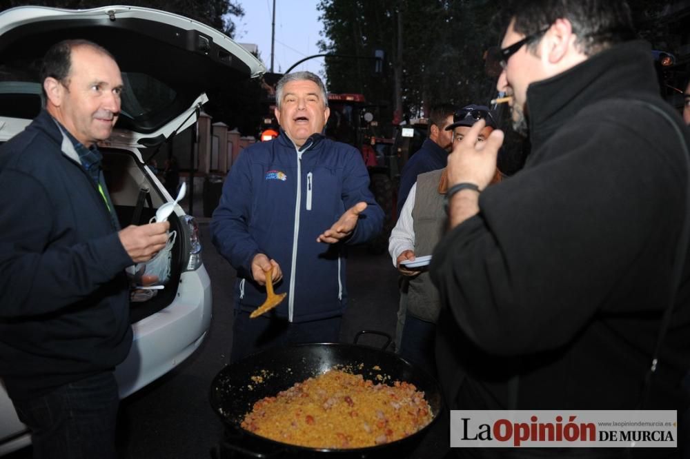 La noche de protesta de los agricultores se pasa con migas