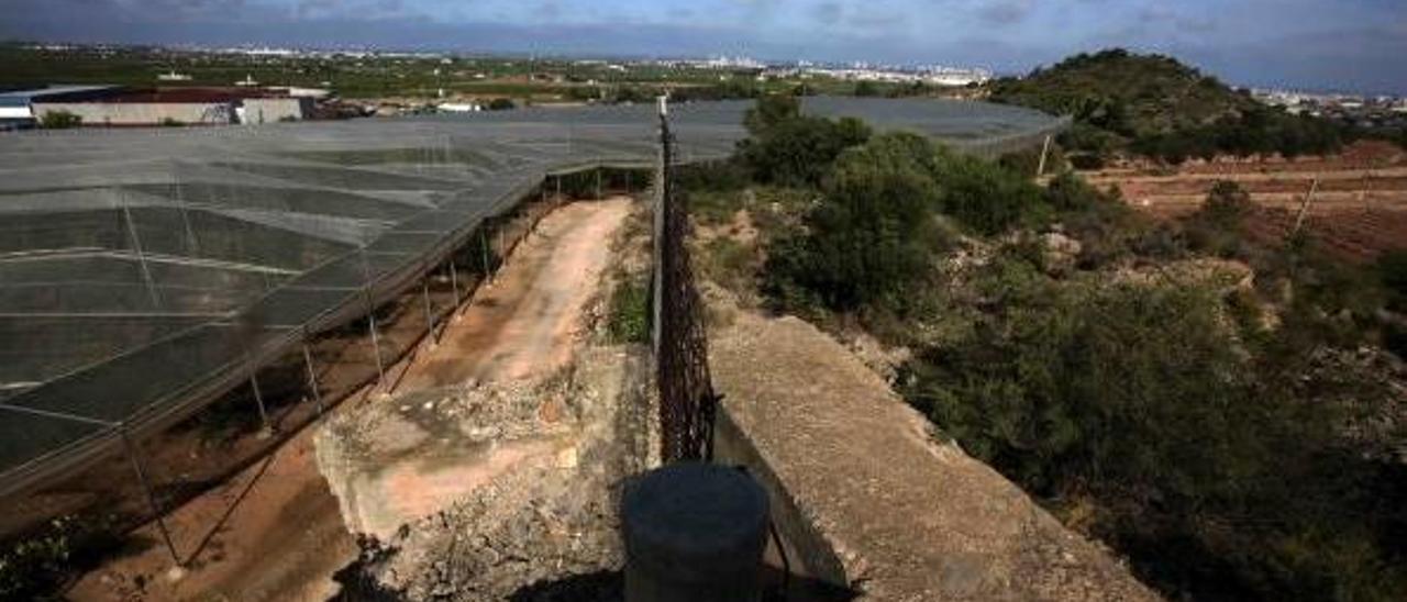 Bajo estas líneas, fortín situado entre campos de naranjos. Y abajo, trinchera fortificada dels Germanels, que da acceso a un fortín.