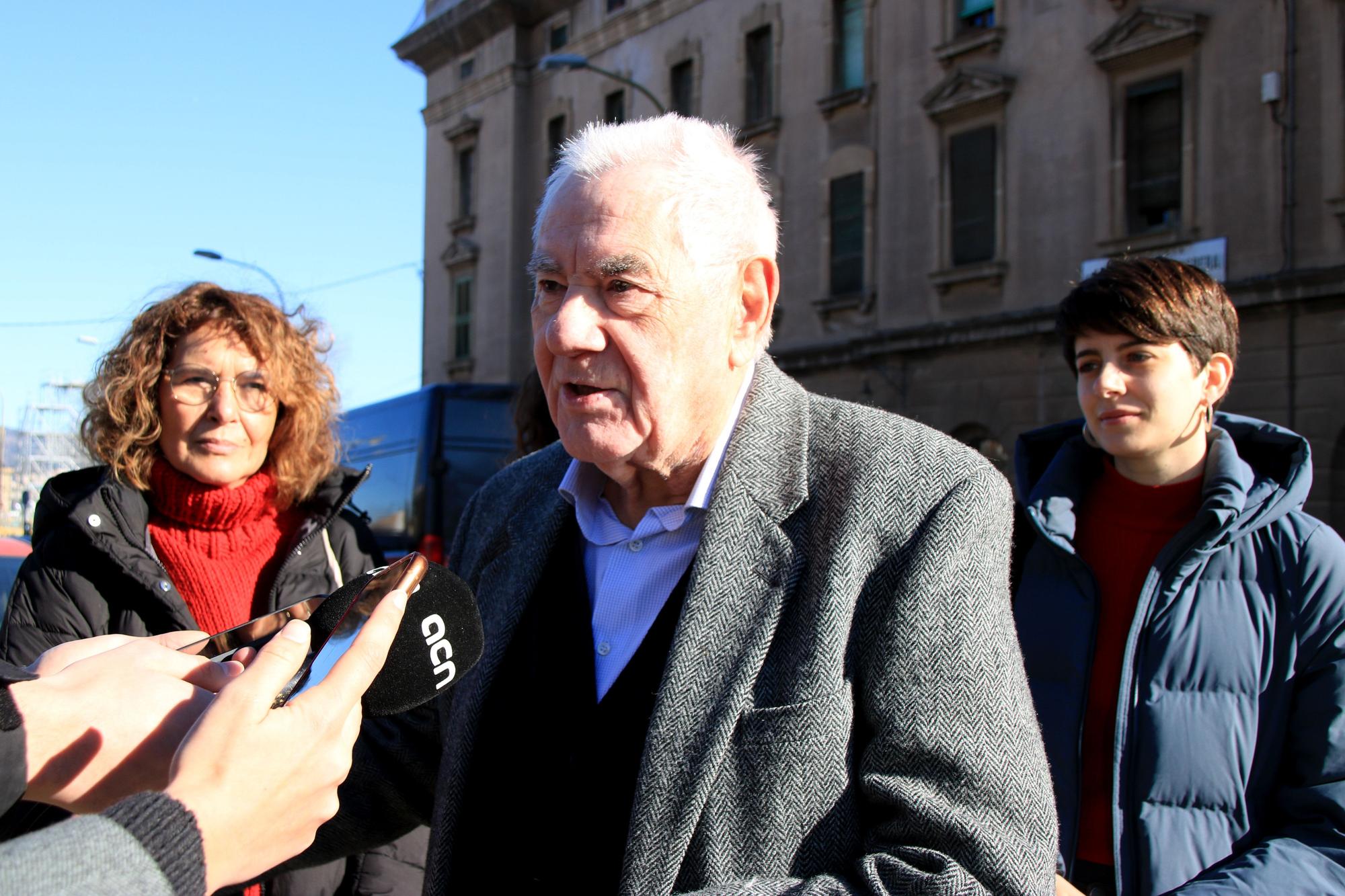 El candidat d'ERC a l'alcaldia de Barcelona, Ernest Maragall, atèn els mitjans des el barri de la Sagrera