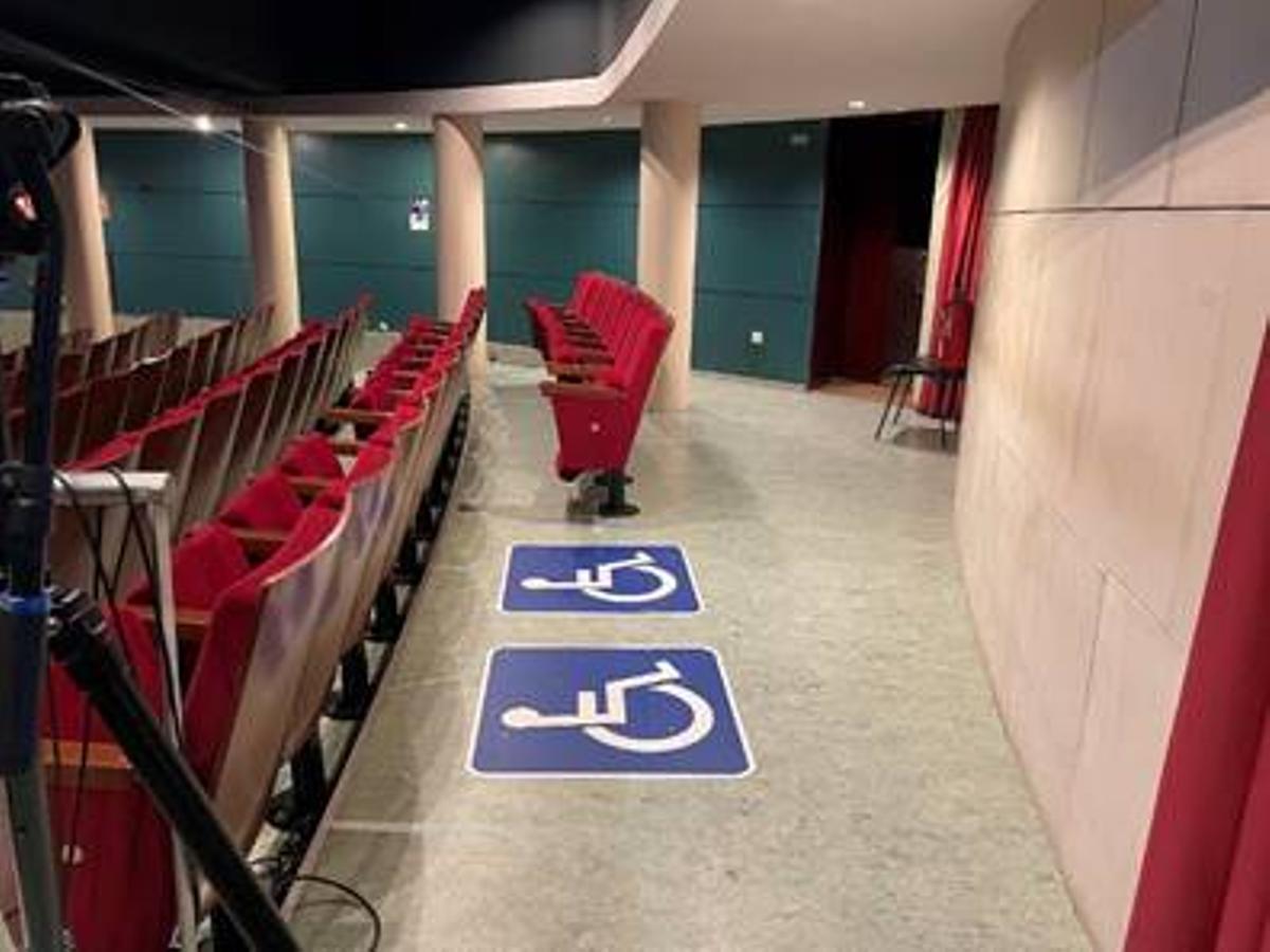 Las dos plazas reservadas actualmente para personas con movilidad reducida en el teatro.