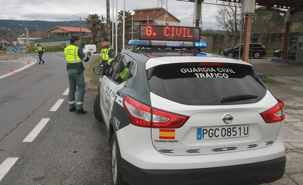 Un control de la Guardia Civil de Tráfico en Ourense.